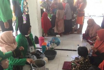 Mahasiswa KKN Unimal kelompok 14 melatih warga Desa Blukat Teubai Kecamatan Dewatara Aceh Utara cara membuat sirup dari air kelapa muda di Meunasah setempat - Foto: P8